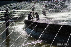 Виды Екатеринбурга, фонтан шар, купание в фонтане, октябрьская площадь, отдых горожан