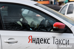 Машины такси на улицах города. Екатеринбург, такси, яндекс такси, перевозка пассажиров, услуги перевозки