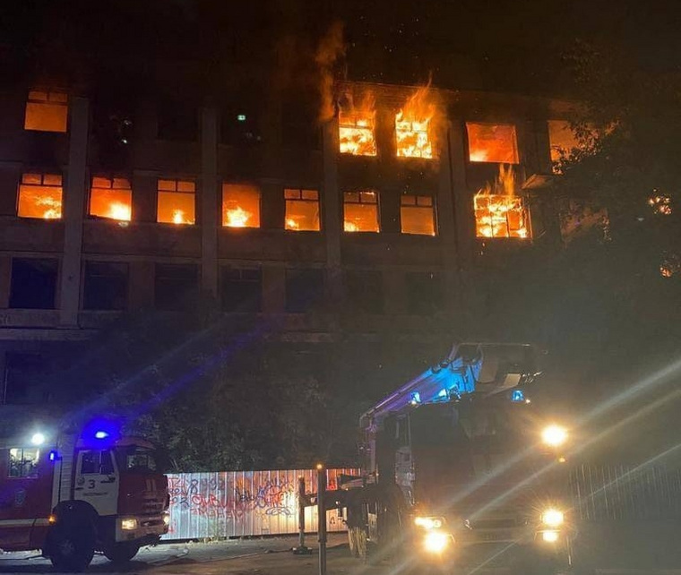 Заброшенная больница горит не первый раз за лето
