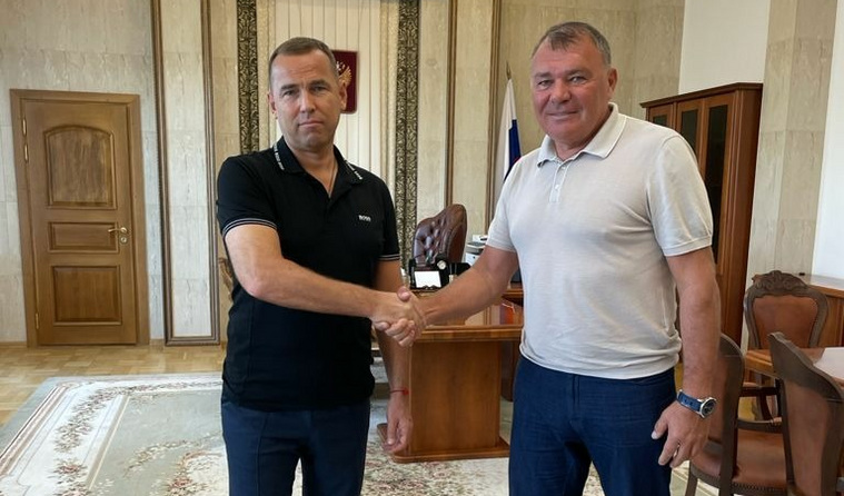 Встреча Александра Ремезкова (справа) с Вадимом Шумковым (слева) прошла в кабинете губернатора