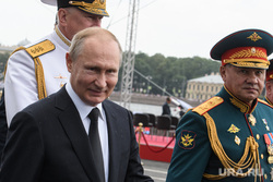 Торжественная церемония празднования Дня ВМФ на Сенатской площади. Санкт-Петербург, офицеры, шойгу сергей, путин владимир, парад, день вмф, военные моряки