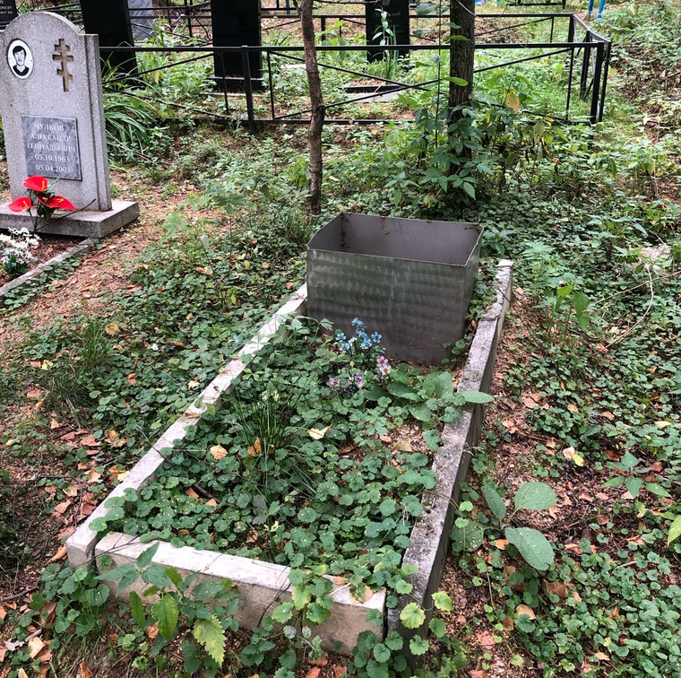 В Губахе на нескольких кладбищах неизвестные спилили нержавеющие надгробия