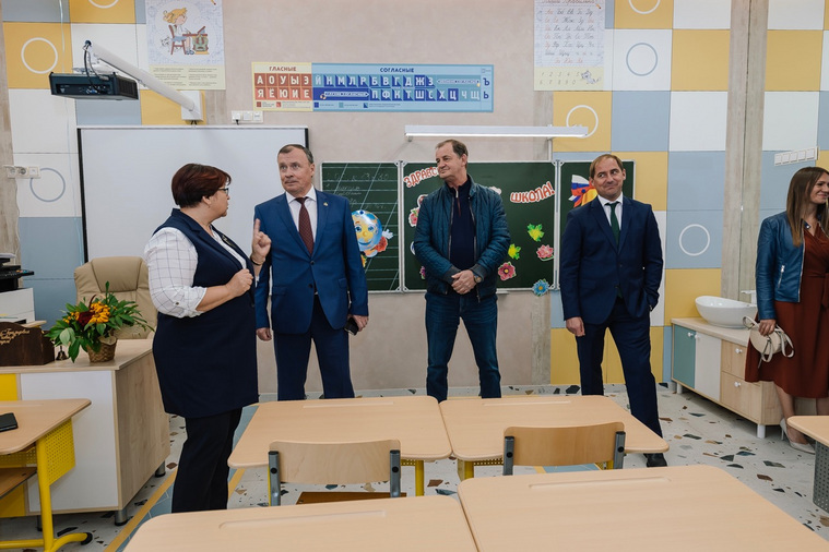 Для мэра Екатеринбурга провели экскурсию по школе