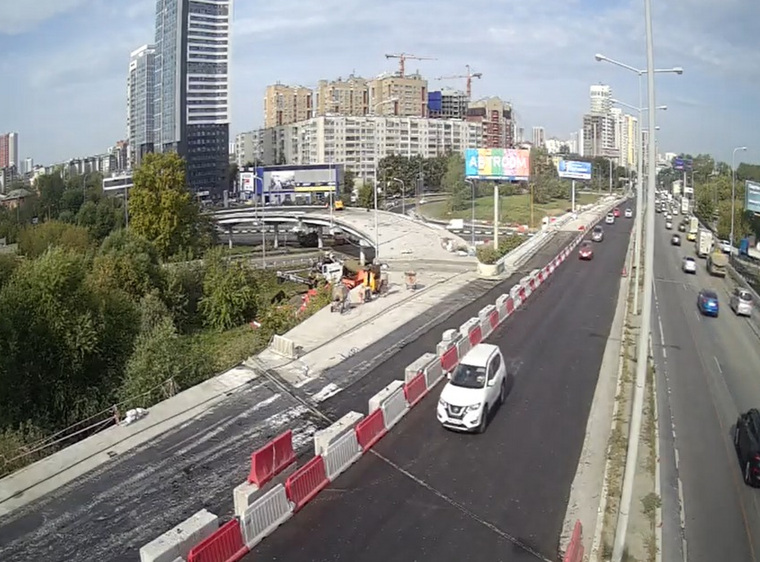 Сейчас ремонт на мосту на Луганской-Объездной выглядит так