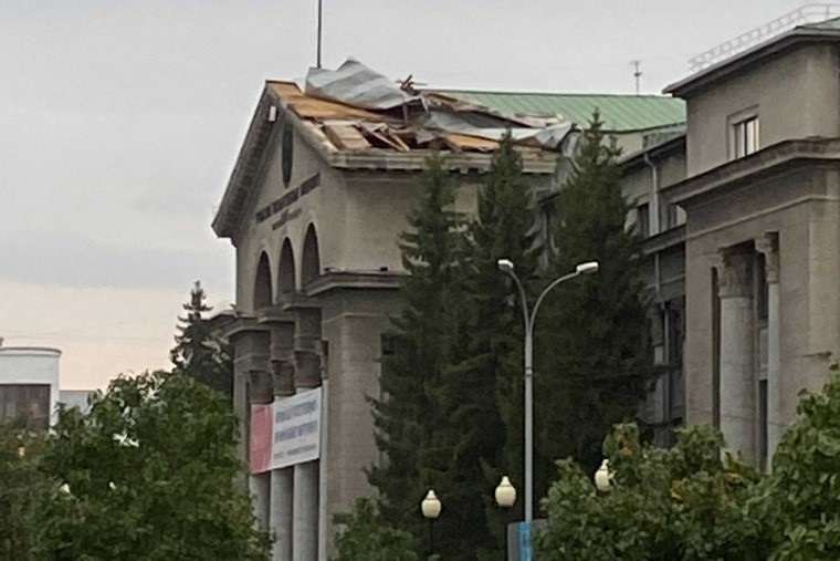 Ветер снес часть кровли на здании бывшего УрГУ