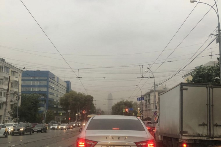 Из-за непогоды в Екатеринбурге установилась низкая видимость — с расстояния небоскреб «Высоцкий» практически невозможно разглядеть