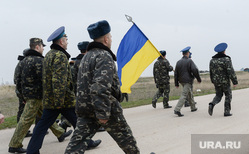 Безоружные украинские военные встретились с Российскими. Переговоры.Севастополь. Крым. Аэропорт Бельбек, флаг украины, армия, марш