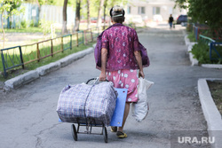 Встреча жителей дома по улице Кирова, 98 с застройщиком многоэтажного дома Бабочкиным Александром. Курган, сумка, переезд, сумка на колесах, дачница, пенсионерка с сумками