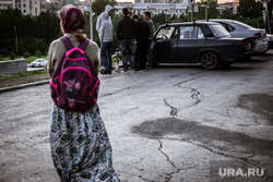 Вознесенская горка во время "Царских дней" в Екатеринбурге, подростки, автомобиль, рюкзак, паломница, женщина в платке