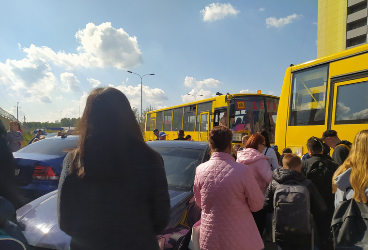 Из-за плотно припаркованных машин детям проблематично пробираться к школьным автобусам