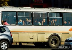 Соблюдение масочного режима в общественном транспорте. Челябинск, общественный транспорт, медицинская маска, пассажиры, маршрутка