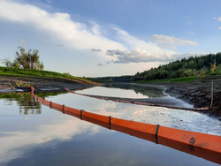 На реке Лобановский Еган установили боновые заграждения из-за разлива нефтепродуктов