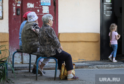 Дети. Пенсионеры. Курган, скамейка, бабушки, пенсионеры