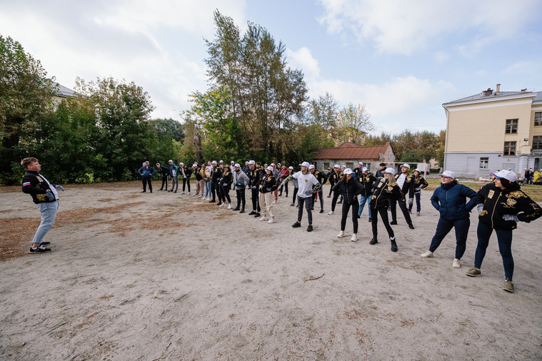 Перед уборкой волонтеры провели массовую зарядку