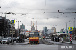 Екатеринбург во время пандемии коронавируса COVID-19, улица ленина, трамвайная остановка, трамвай