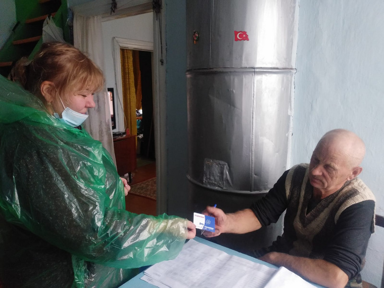 В труднодоступные населенные пункты члены избиркомов добираются на лодках и вездеходах