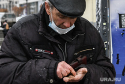 Проверка масочного режима в общественном транспорте. Екатеринбург, пенсионер, старик, мелочь, монеты, финансирование, стоимость проезда, финансы, оплата проезда, пенсия, считает деньги, бедность, финансовая грамотность, масочный режим