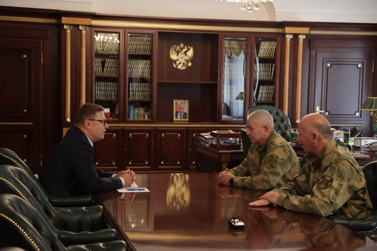 На встрече Алексей Текслера и генерал-полковника Олега Козлова присутствовал также начальник регионального управления Росгвардии Александр Ясинский (крайний справа)