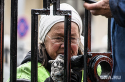 Покраска забора на проспекте Ленина. Екатеринбург, бабушка, благоустройство города, работа для пенсионеров, весенняя уборка, покраска забора, работающий пенсионер