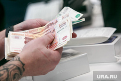 Старт продаж Apple IPhoneX в re:Store на Тверской, 27. Москва , татуировка, iphone 10, считает деньги, купюры, продажа, покупка