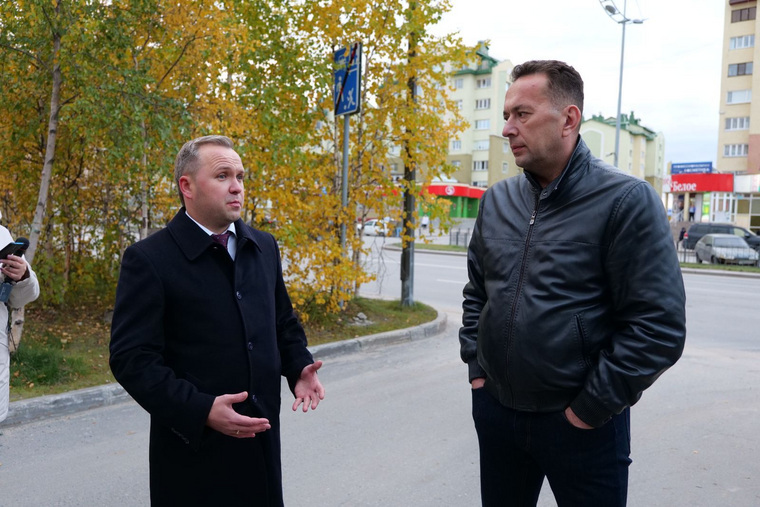 Мэр Нового Уренгоя Андрей Воронов (справа) высоко оценил обновление контейнеров