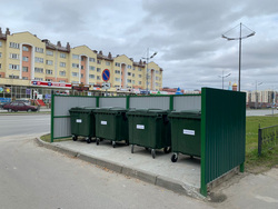 В Новом Уренгое начали обновлять контейнерные площадки и контейнеры для сбора мусора