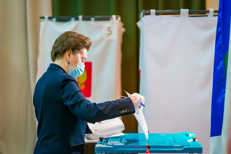 Губернатор ХМАО Наталья Комарова опускает бюллетень в урну для голосования