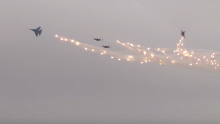 Элитный авиаотряд ВВС России «Русские витязи» выпускают тепловые ловушки во время выступления