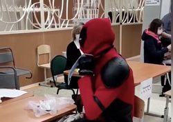 Человек в костюме супергероя посетил избирательный участок в школе №13