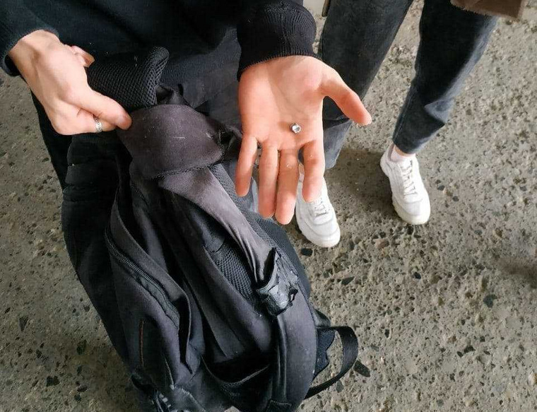 Пермский студент показывает простреленный рюкзак