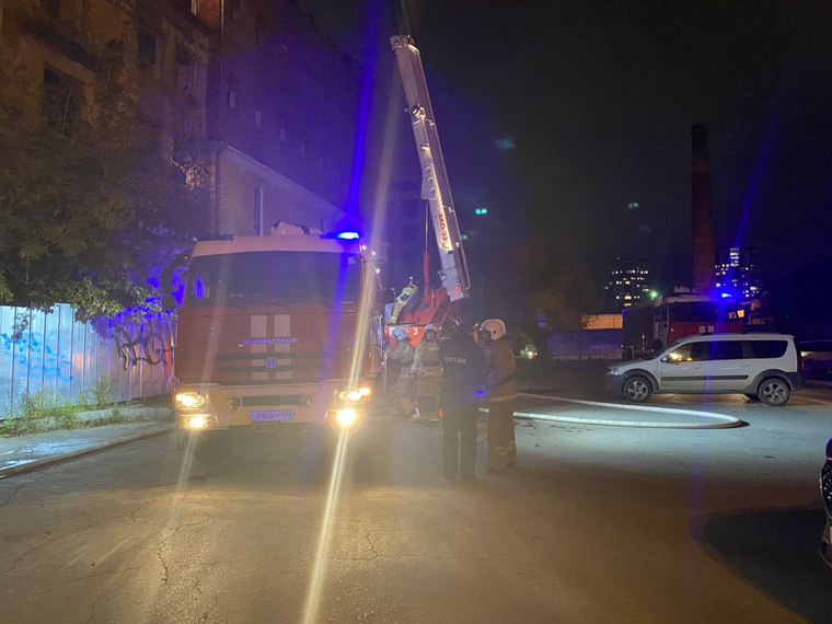 Пожарные тушат огонь в заброшенном здании в центре города
