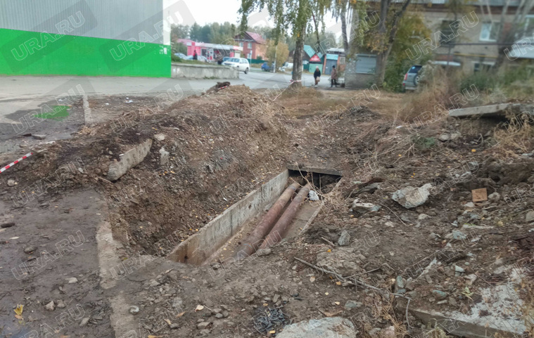 Коммунальщики раскопали трубы в центре микрорайона Птицефабрика в Екатеринбурге