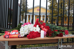 Цветы и свечи у входа в университет, траур. Пермь, свеча, траур, цветы