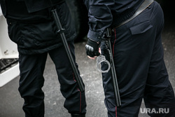 Подозреваемого привезли к месту убийства семьи в Кировграде. Его защитили каской и бронежилетом