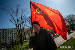 Митинг-встреча с депутатом от КПРФ Валерием Рашкиным. Москва, красный флаг, советский флаг, флаг ссср, флаг, кпрф, митинг, коммунисты, флаг советского союза