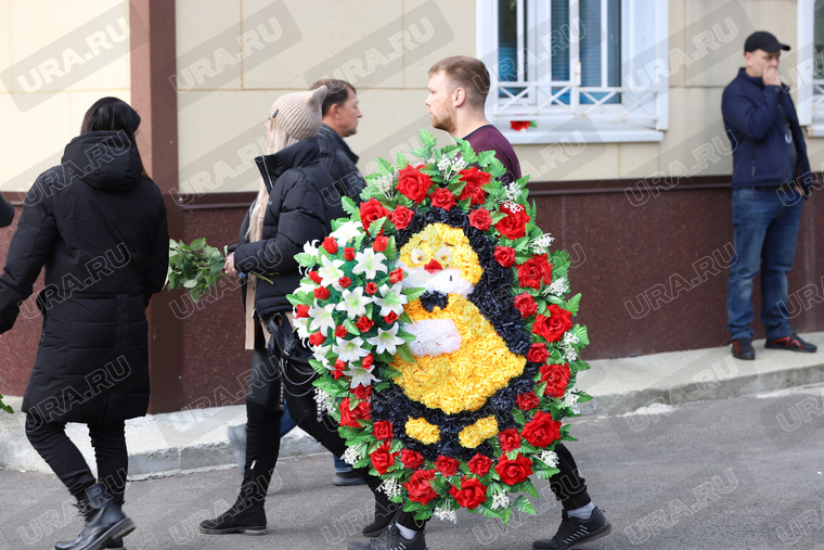 В Кировграде прощаются со зверски убитыми матерью и ее детьми. 
