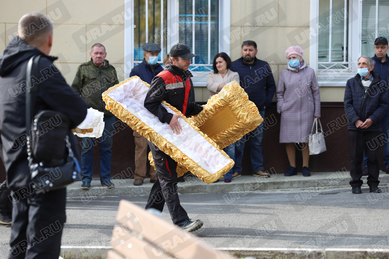 В Кировграде прощаются со зверски убитыми матерью и ее детьми. 