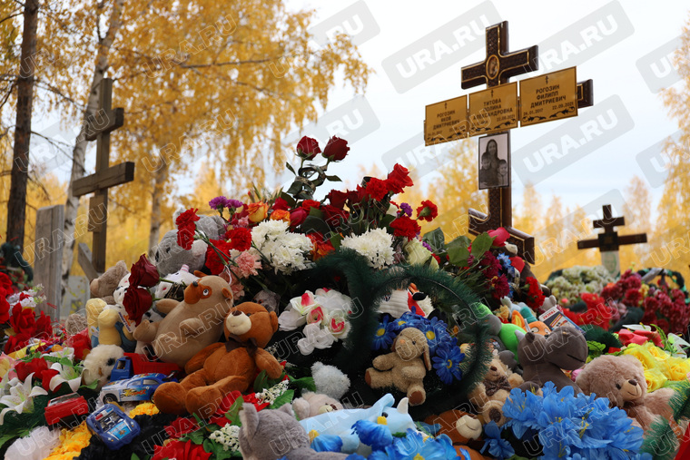 В Кировграде прощаются со зверски убитыми матерью и ее детьми. 