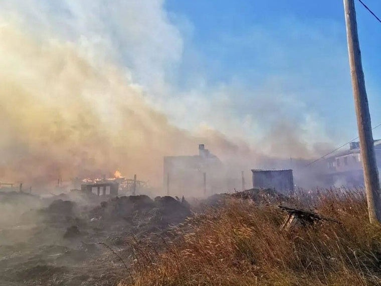В поселке горят пять домов