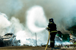 Пожар на пункте приема металлолома. Челябинск, мчс, дым, пожар, огонь, огнеборец