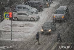 Снегопад. Челябинск, светофор, снег, пешеходный переход, пешеход, погода, снегопад, климат