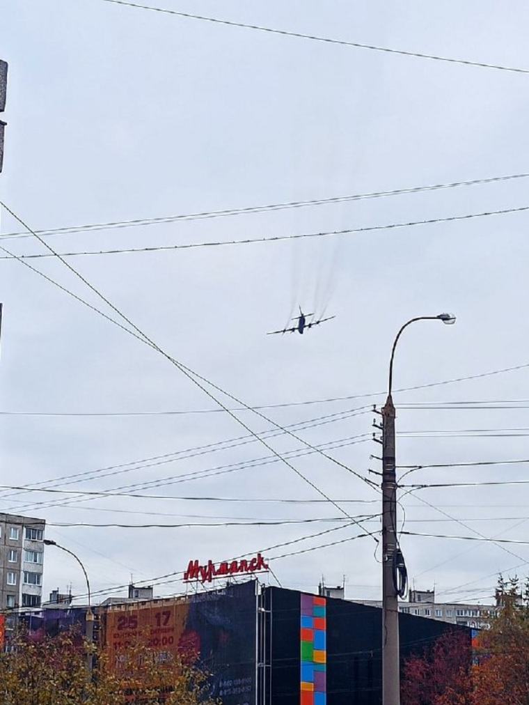 Фотография «горящего» самолета в Мурманске