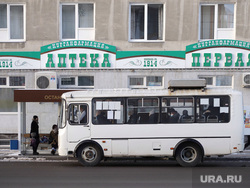 Автобусная остановка на улице Куйбышева. Курган, улица куйбышева, аптека, автобусная остановка, автобус