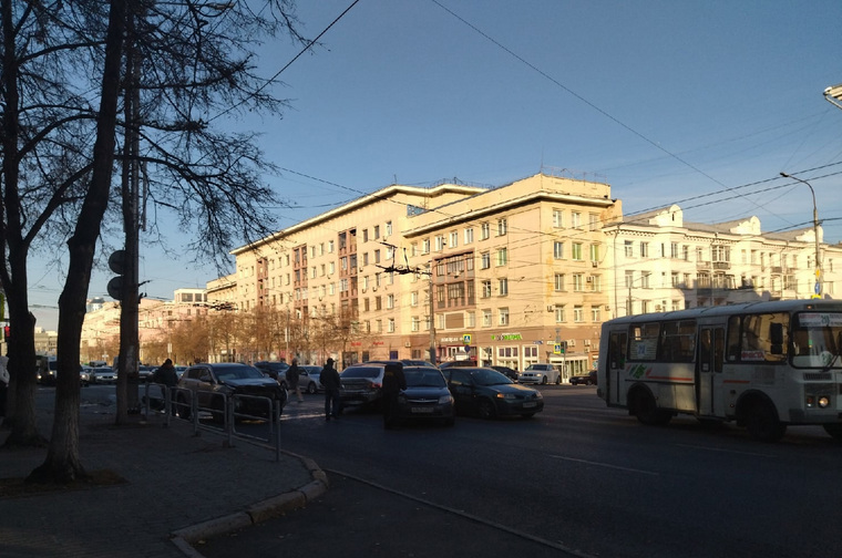 Авария произошла на перекрестке проспекта Ленина и улицы Пушкина