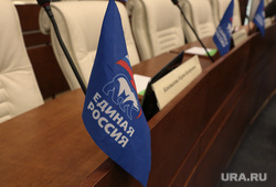 Пленарное заседание Законодательного собрания Пермского края, флаги партий, флаг единой россии