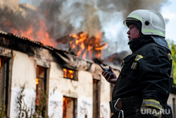 Пожар в здании бывших мастерских Союза художников на улице Сони Морозовой. Екатеринбург, мчс, пожар, огонь, тушение пожара, возгорание, пожарник, пожаротушение, пламя, улица сони морозовой161, здание мастерских союза художников
