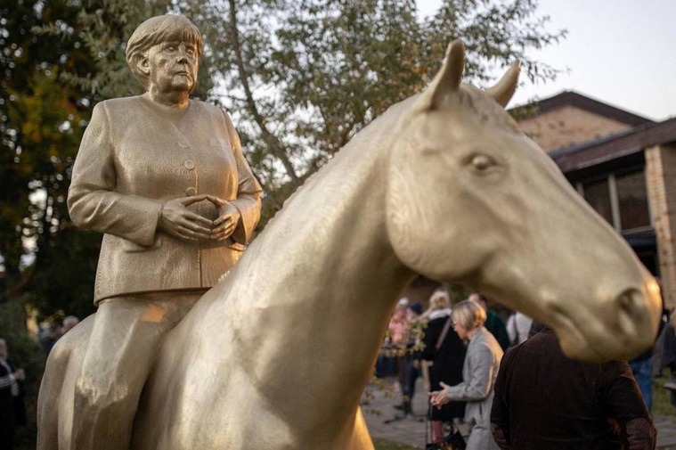 Конная статуя Ангелы Меркель