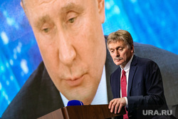 Большая пресс-конференция президента РФ. Москва, песков дмитрий, путин на экране