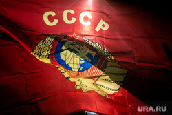 Митинг-встреча с депутатом от КПРФ Валерием Рашкиным. Москва, красный флаг, советский флаг, флаг ссср, флаг, кпрф, митинг, коммунисты, флаг советского союза