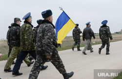 Безоружные украинские военные встретились с Российскими. Переговоры.Севастополь. Крым. Аэропорт Бельбек, флаг украины, армия, марш